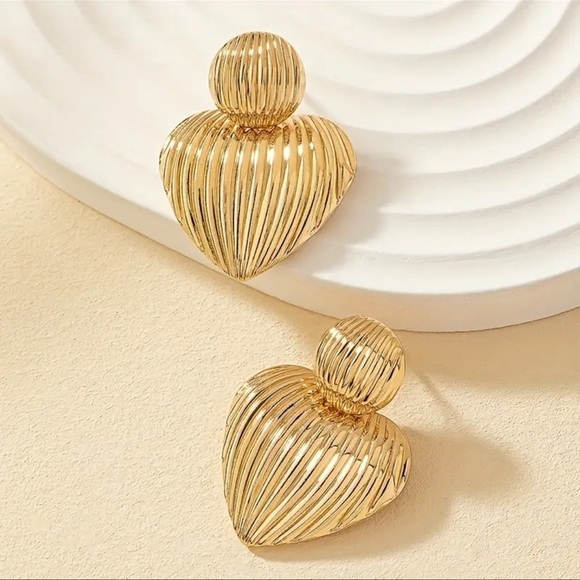 Textured dangle heart earrings 💕✨✨✨🎁 - Picture 3 of 3